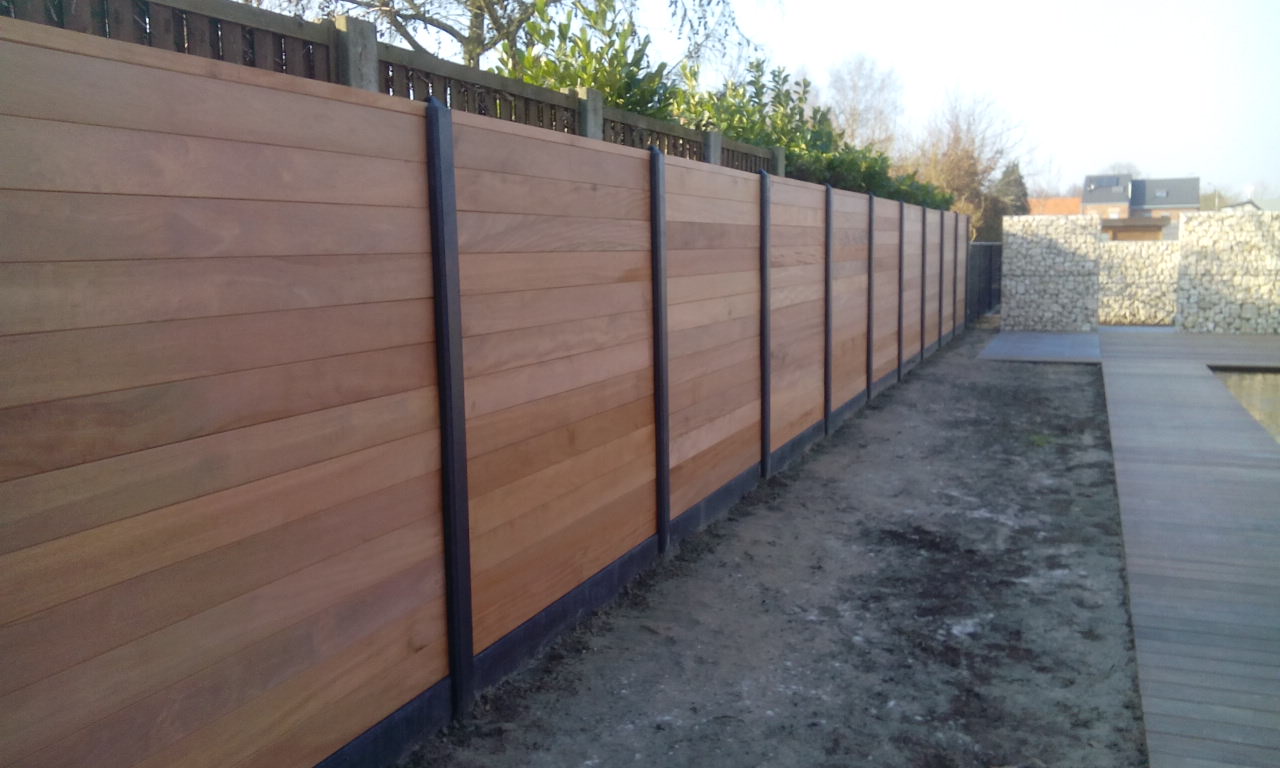 Hardhout tand en groef met betonpaal