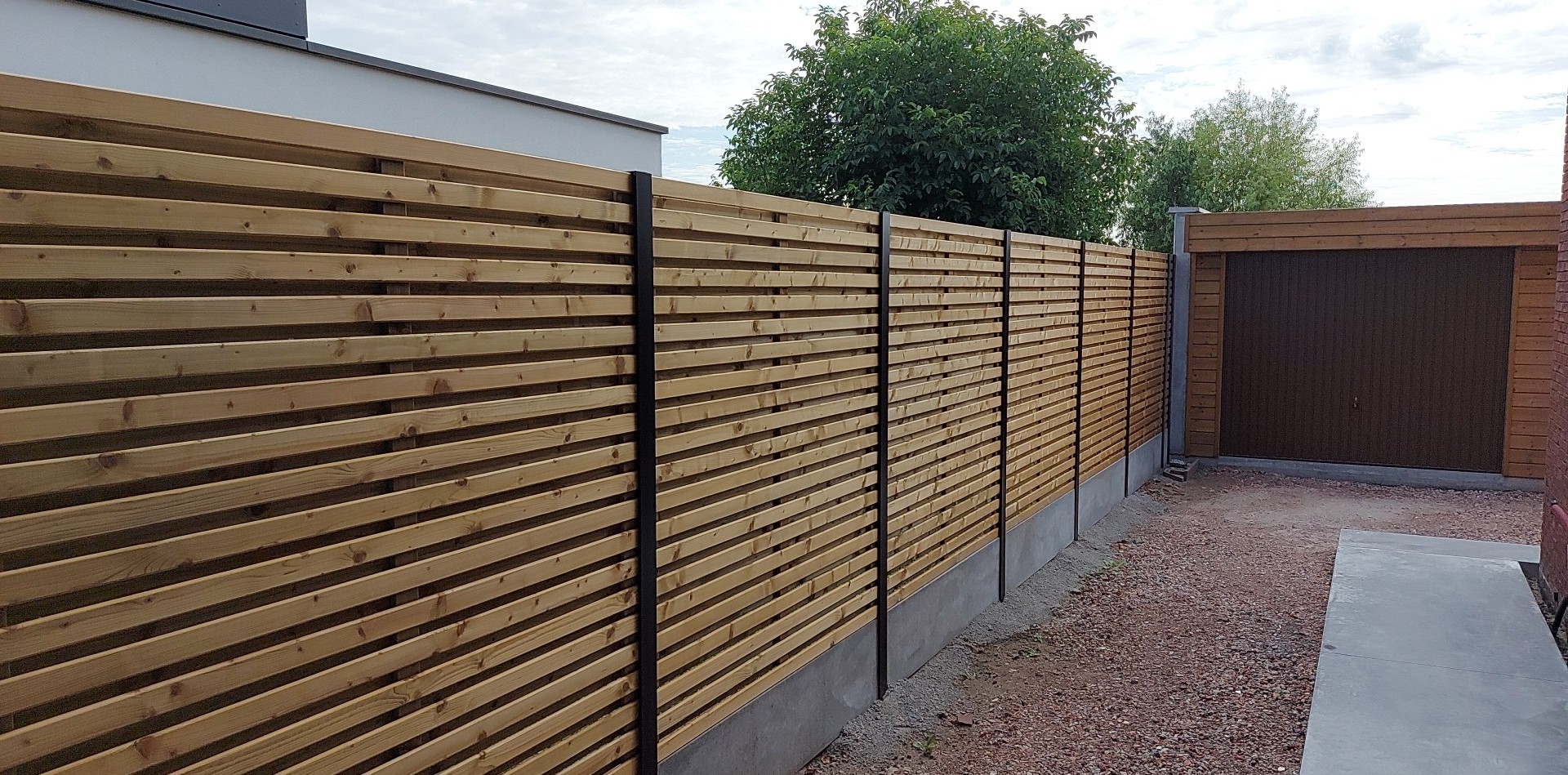 houten tuinschermen met gleufpalen